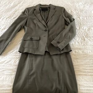 Skirt suit